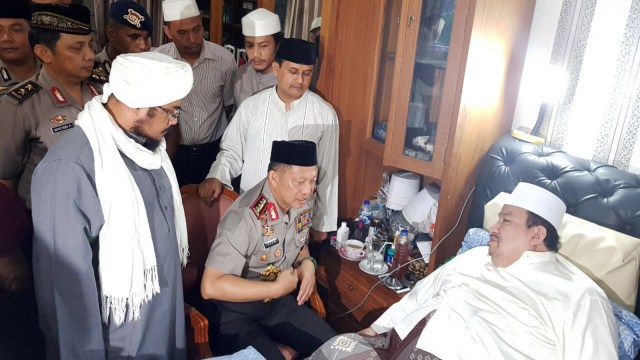 Tito Karnavian jenguk Ali Bin A. Assegaf. (Foto: dok Humas Polri)