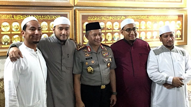 Kapolri bersama putra Habib Ali (Foto: Mirsan/kumparan)