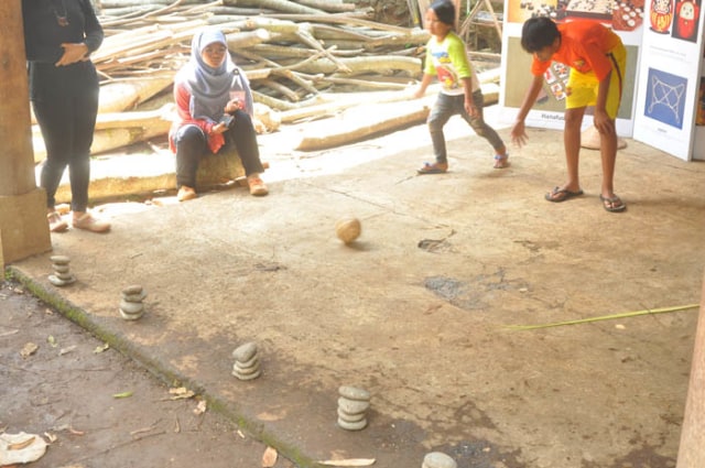 Tumpuk Batu dalam Permainan 'Papancakan'