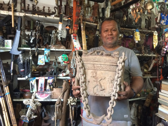 Mengintip Koleksi Barang Antik di Toko Suvenir Asmat  (1)