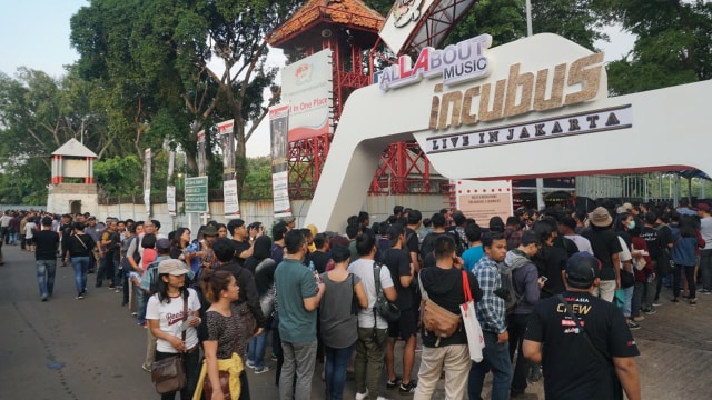 Suasana antrian penonton konser Incubus (Foto: Aditia Noviansyah/kumparan)