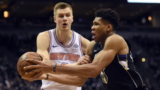 Porzingis (kiri) berduel dengan Antetokounmpo. (Foto: Benny Sieu-USA TODAY Sports via Reuters)