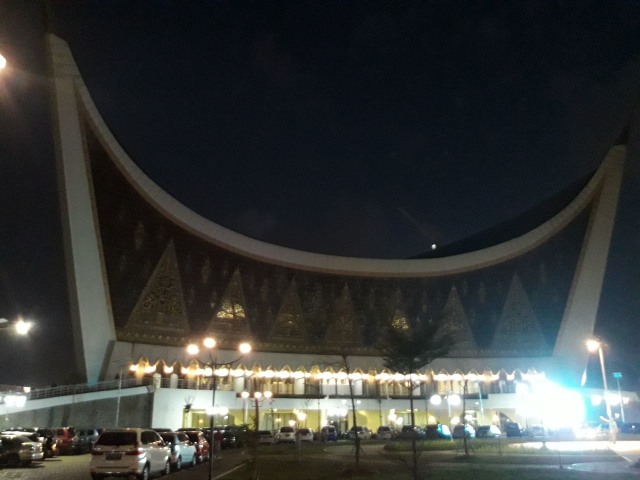 Masjid Raya Sumbar, Bukan Rumah Gadang Biasa (2)