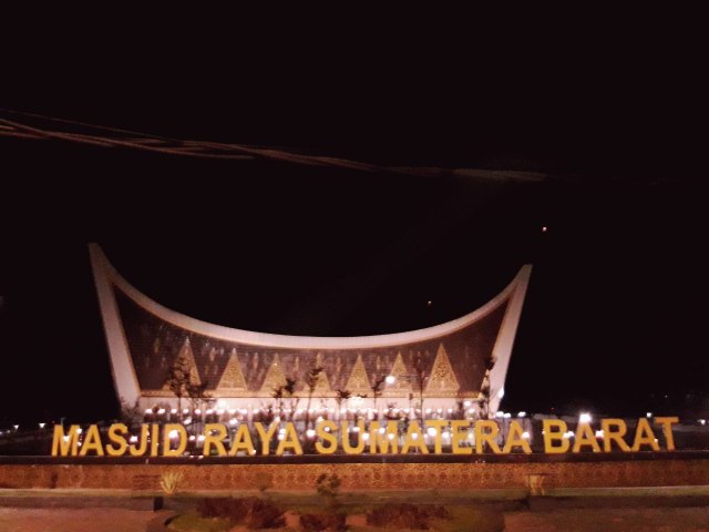 Masjid Raya Sumbar, Bukan Rumah Gadang Biasa (3)