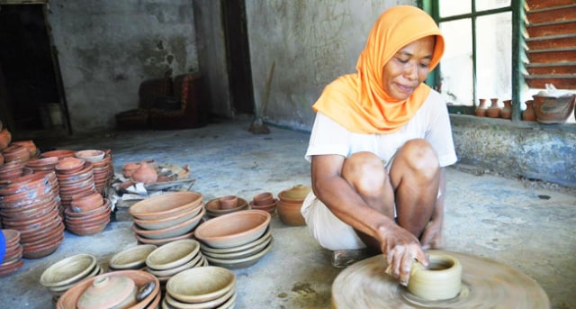 Semangat Pasutri Perajin Gerabah di Cigintung Sukabumi Lawan Gempuran Produk Modern