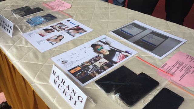 Barang bukti penipuan prostitusi online. (Foto: Mirsan Simamora/kumparan)
