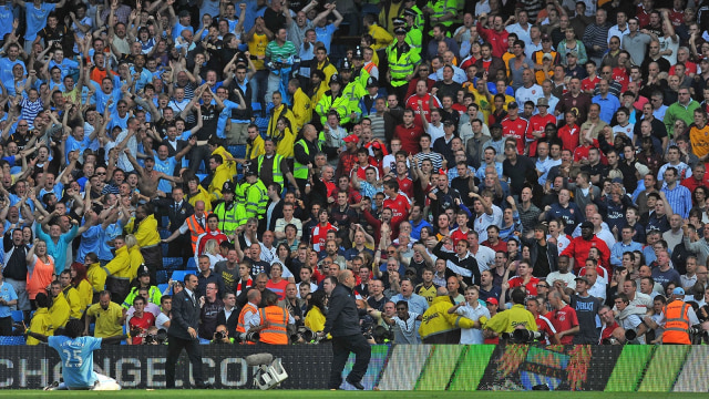 Selebrasi kontroversial Adebayor. (Foto: AFP/Andrew Yates)