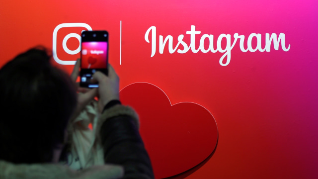 Seseorang memotret logo Instagram. Foto: Charles Platiau/Reuters