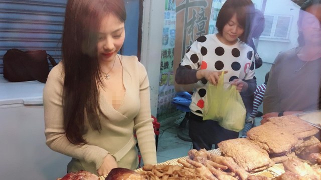 Model Taiwan yang bekerja di restoran. (Foto: Facebook 小桃子)