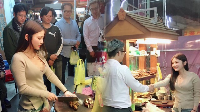 Model Taiwan yang bekerja di restoran. (Foto: Facebook 小桃子)