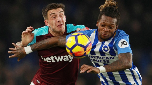 Bong (kanan) dalam laga vs West Ham. (Foto: REUTERS/Ian Walton)