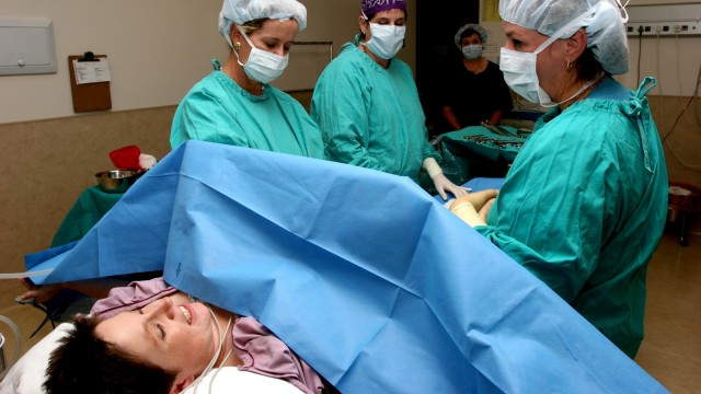 Ilustrasi melahirkan caesar (Foto: Thinstock)