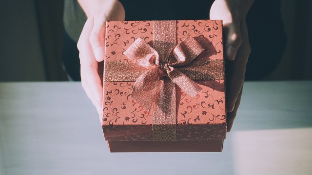 Ilustrasi hadiah untuk idola. Foto: Pixabay/StockSnap