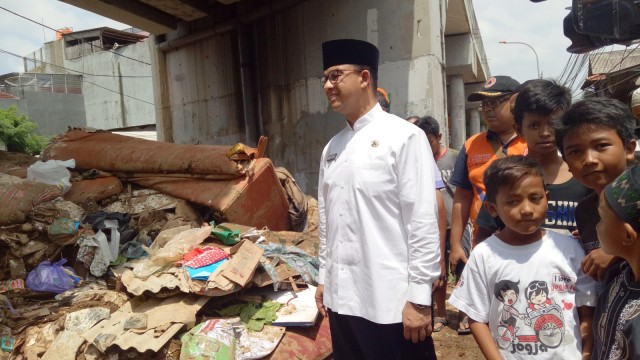 Anies Baswedan di lokasi bekas banjir Cililitan (Foto: Nabilla Fatiara/kumparan)