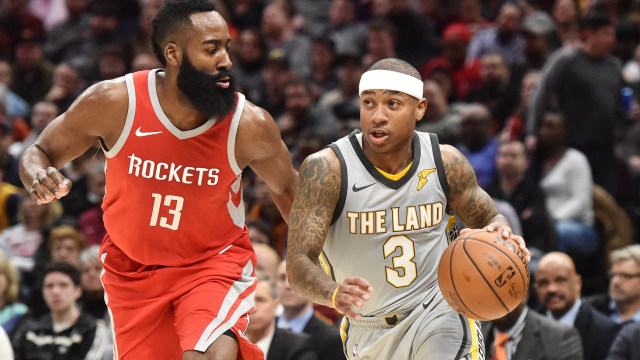 Isaiah Thomas (kanan) dibayangi James Harden. (Foto: Ken Blaze-USA TODAY Sports)
