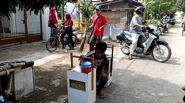 Pengorbanan Erun, Bocah Asal Brebes yang Berjualan Bakso Goreng