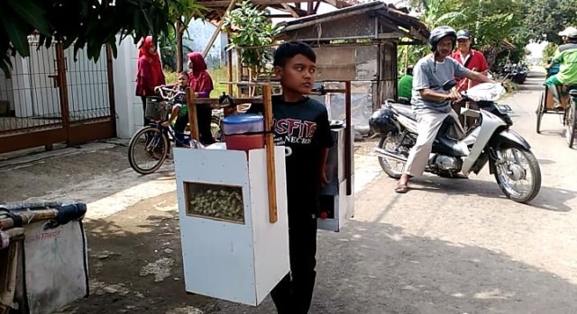 Pengorbanan Erun, Bocah Asal Brebes yang Berjualan Bakso Goreng (3)