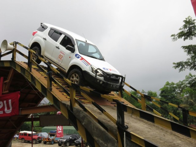 Isuzu mu-X 4x4 (Foto: Citra Pulandi Utomo)
