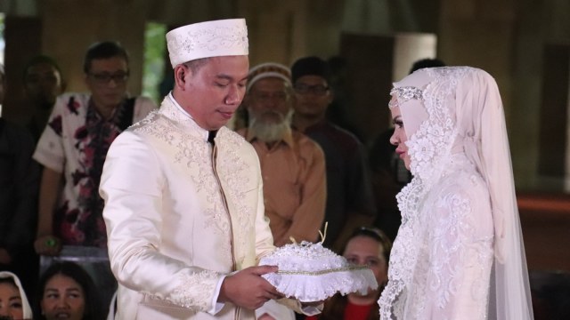 Akad nikah Vicky dan Angel  (Foto: Munady Widjaja )