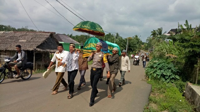 Bripka Febri Lakukan Takziah Kerumah Duka Serta Mengantar Jenazah 