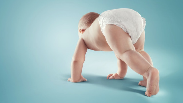 Anak belajar merangkak gaya bear crawling. (Foto: Thinkstock)