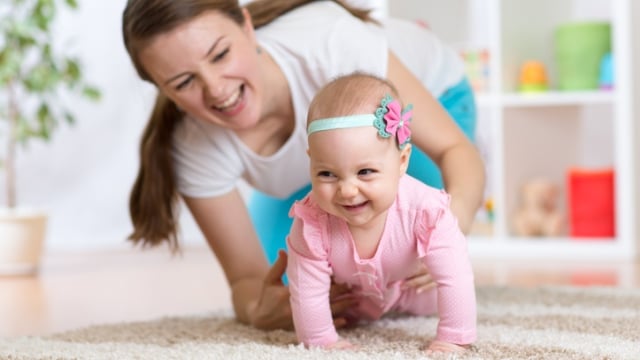 Ibu bantu mengajarkan anak merangkak (Foto: Thinkstock)