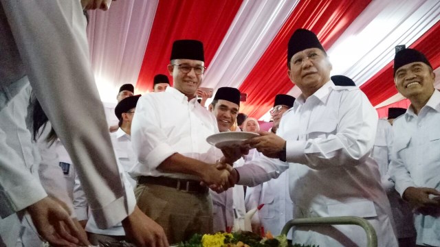 Potong tumpeng HUT Gerindra (Foto: Kevin S/kumparan)