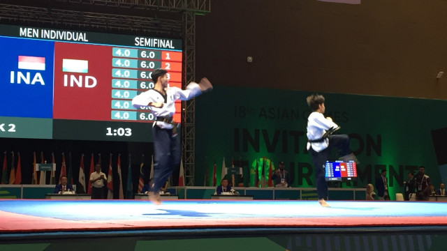 Aksi atlet taekwondo Indonesia di test event. (Foto: Sandy Firdaus/kumparan)