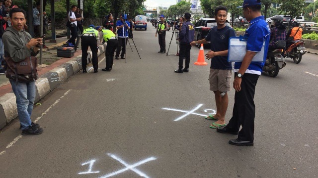 Olah TKP kecelakaan yang tewaskan produser RTV. (Foto: Ricky Febrian/kumparan)
