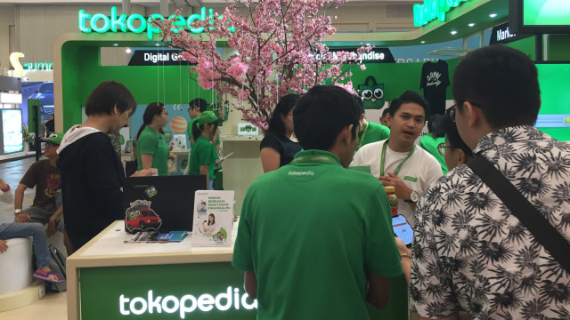 Tokopedia dan Bukalapak di Pameran BCA (Foto: Abdul Latif/kumparan)