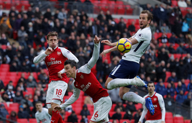 Harry Kane duel dengan Koscielny. (Foto: Reuters/Andrew Couldridge)
