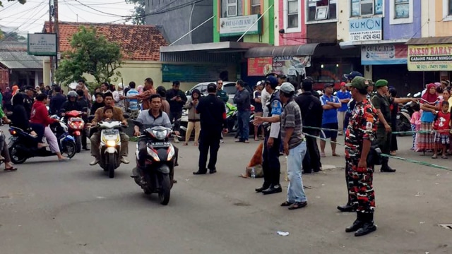 Warga menunggu datangnya jenazah kecelakaan Subang (Foto: Raga Imam/kumparan)