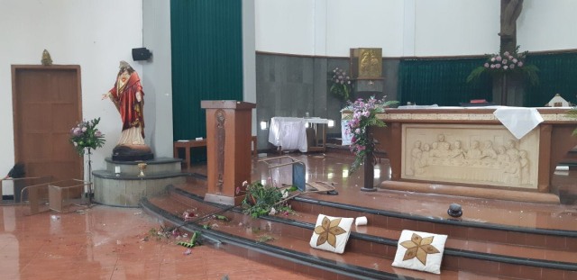 Arena mimbar gereja berantakan (Foto: dok. Gereja Bedog)