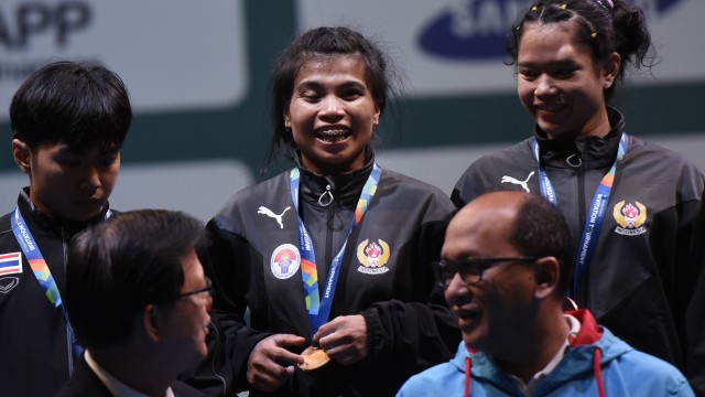 Lifter putri Indonesia, Sri Wahyuni (tengah) (Foto: ANTARA FOTO/Fanny Octavianus)