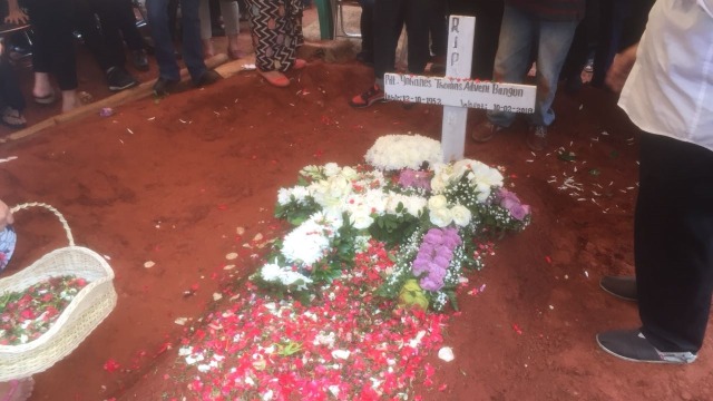 Istri dan anak tabur bunga di makam Advent Bangun (Foto: Regina KR/kumparan)