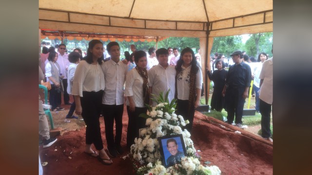 Istri dan anak dari Advent Bangun (Foto: Regina Kunthi Rosary/kumparan)