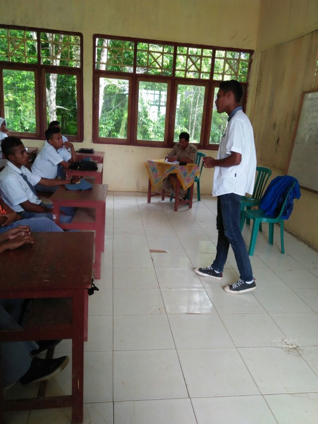 Tak Peduli Ada Relawan Yang Membantu untuk terus berkontribusi, Haryono Essarey Tetap Semangat Memberikan Motivasi Kepada Adik-Adiknya Di Kampung 