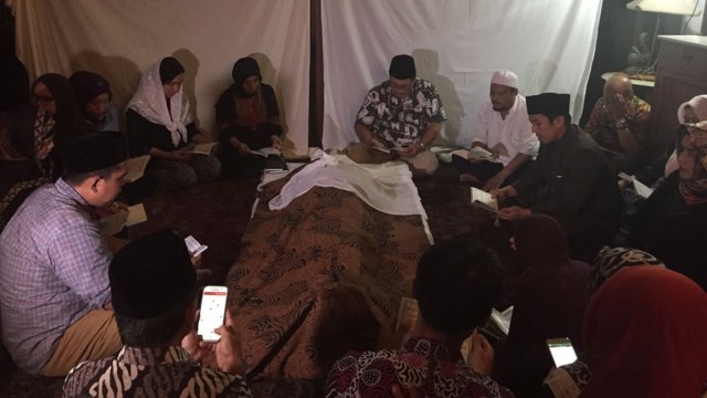 Suasana duka di rumah Alm Rachmat Saleh. (Foto: Ema Fitriyani/kumparan)