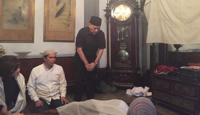 Gubernur BI Agus layat Alm Rachmat Saleh (Foto: Ema Fitriyani/kumparan)