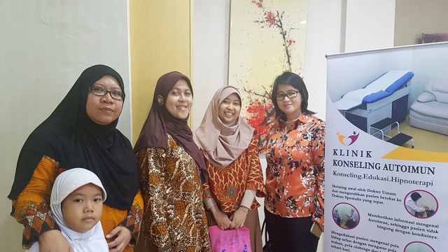 Komunitas Autoimun saat pembukaan klinik (Foto: Prameshwari Sugiri/kumparan)