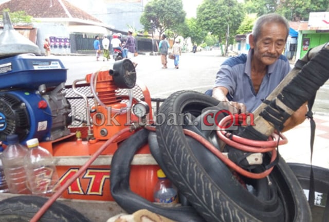Slamet, Tekun Tambal Ban untuk Hidupi Ketiga Anak