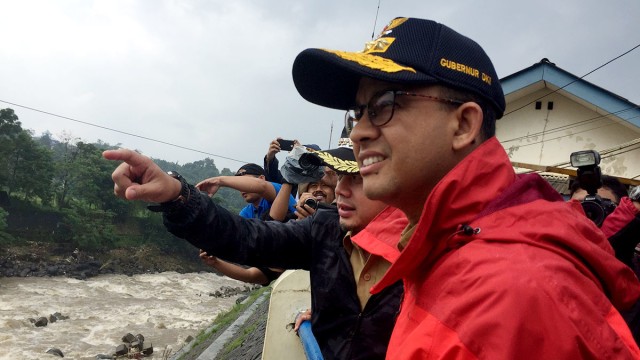 Anies dan Bima Arya di Bendungan Katulampa Foto: Moh Fajri/kumparan