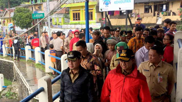 Anies dan Bima Aryadi bendungan Katulampa (Foto: Moh  Fajri/kumparan)