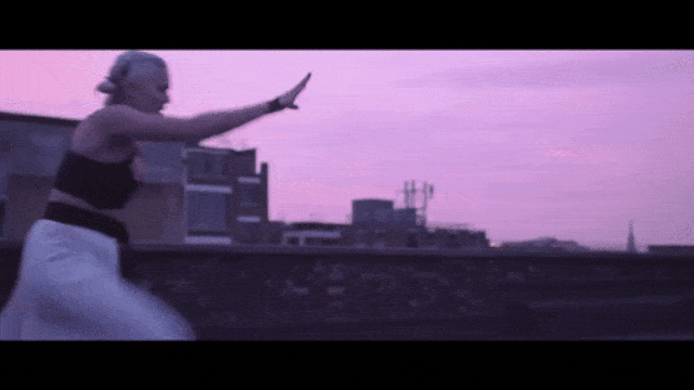 Anne-Marie sedang melakukan karate (Foto: YouTube.com/IAmAnneMarie)