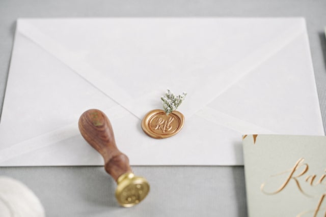 Detil seal pada undangan pernikahan  (Foto: The Distillery)