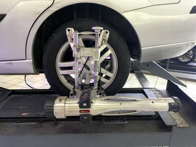 Servis spooring dan balancing  (Foto: dok. Wikipedia)