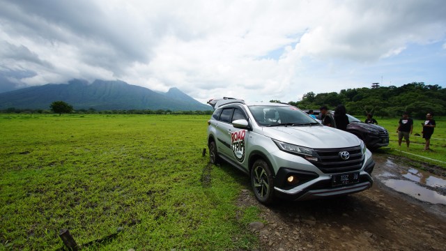 Bercengkerama dengan Satwa di Taman Nasional Baluran dan Pantai Bama