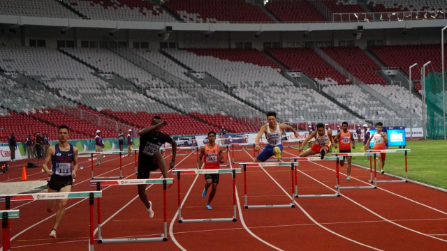 Final lari gawang 400 meter putra. (Foto: Nugroho Sejati/kumparan)