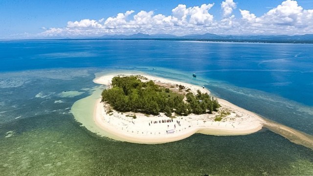 Pulau Lahe, Gorontalo. (Foto: Instagram @adhepriyatna)