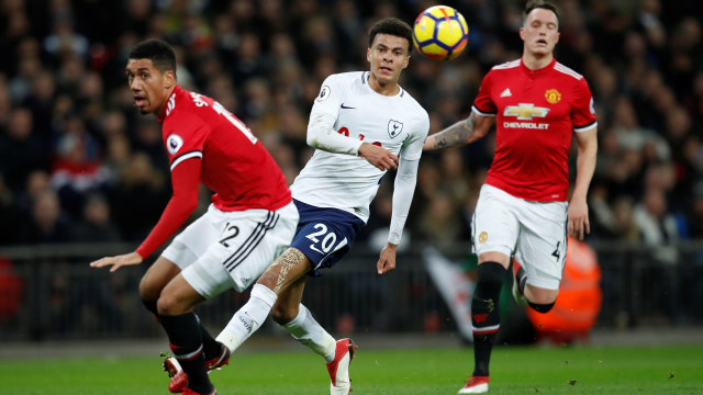 Aksi Smalling dan Jones ketika menghadapi Spurs. (Foto: Eddie Keogh / Reuters)